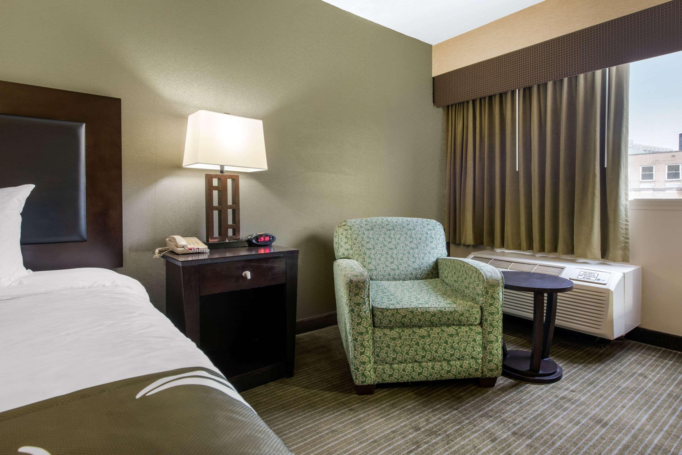 Quality Inn & Suites Charleston - Civic Center Buitenkant foto