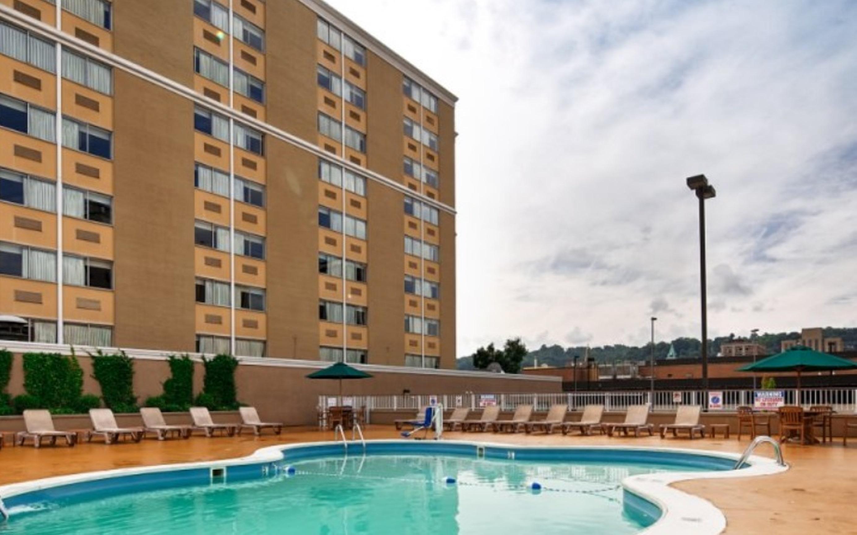 Quality Inn & Suites Charleston - Civic Center Buitenkant foto