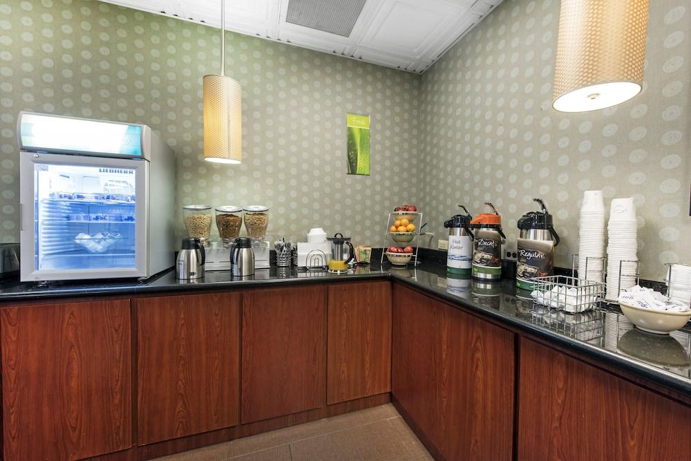 Quality Inn & Suites Charleston - Civic Center Buitenkant foto