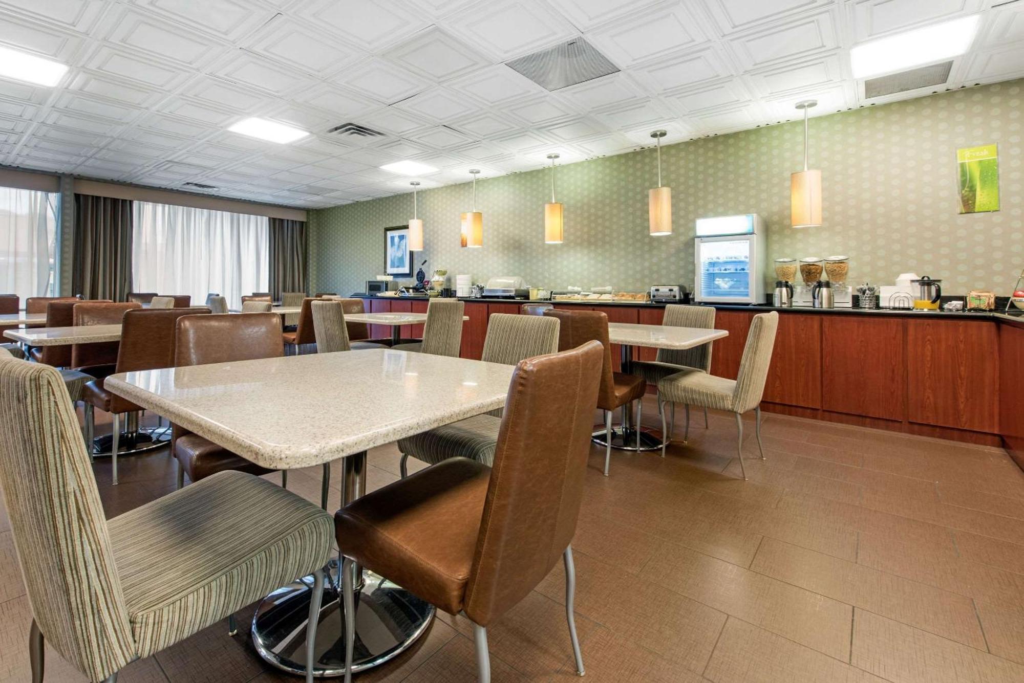 Quality Inn & Suites Charleston - Civic Center Buitenkant foto