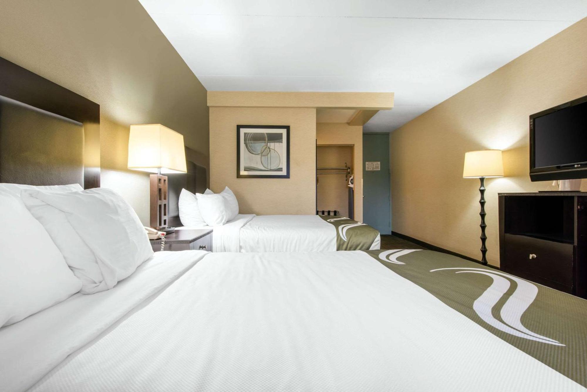 Quality Inn & Suites Charleston - Civic Center Buitenkant foto