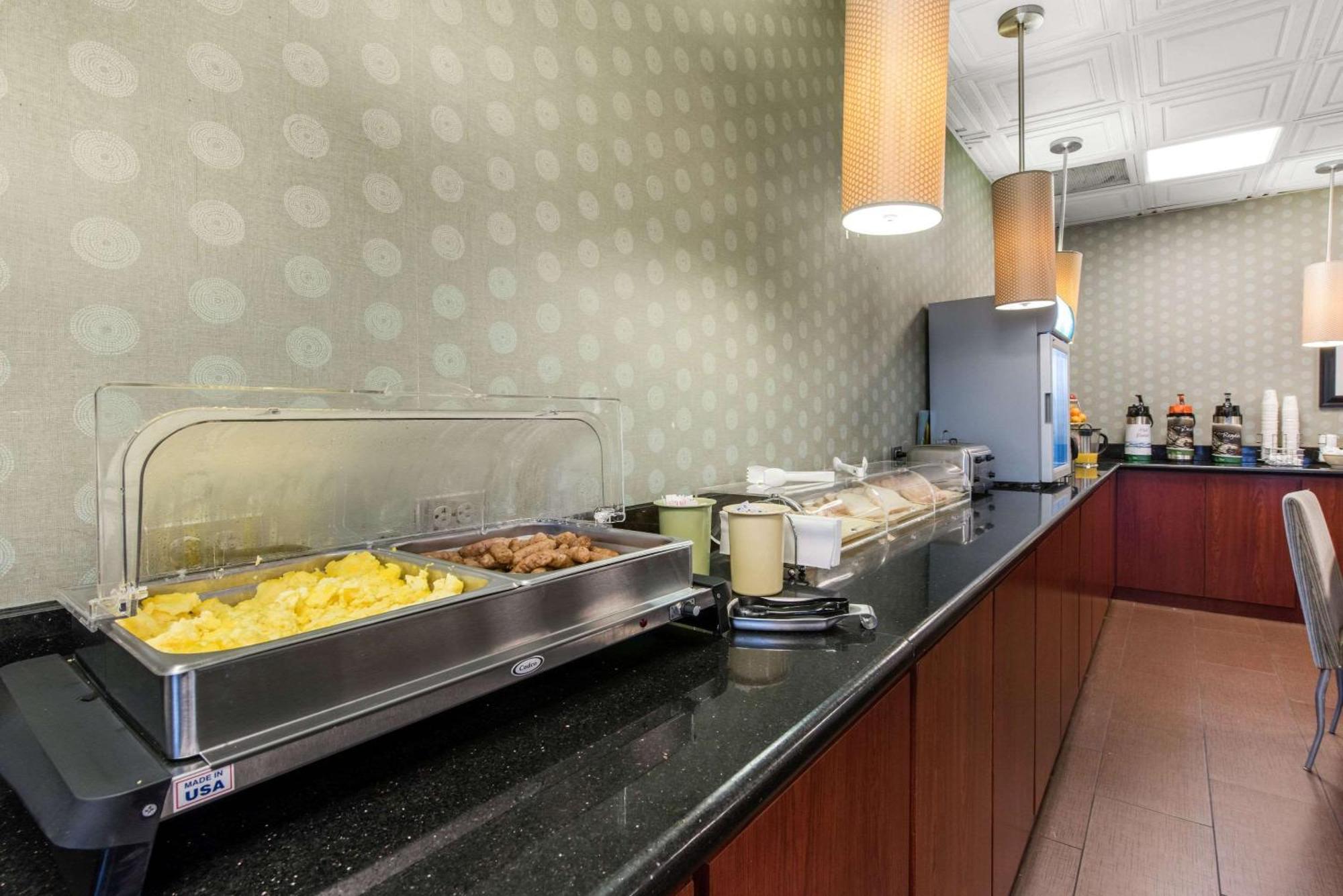 Quality Inn & Suites Charleston - Civic Center Buitenkant foto