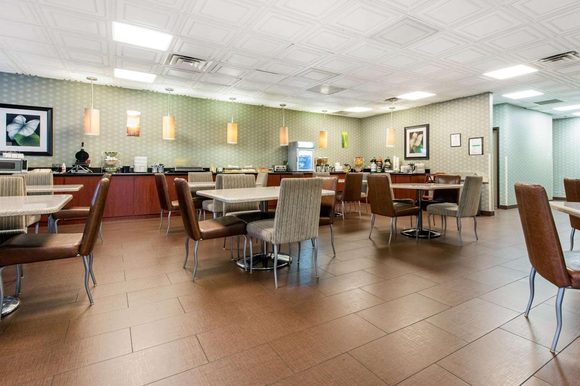 Quality Inn & Suites Charleston - Civic Center Buitenkant foto