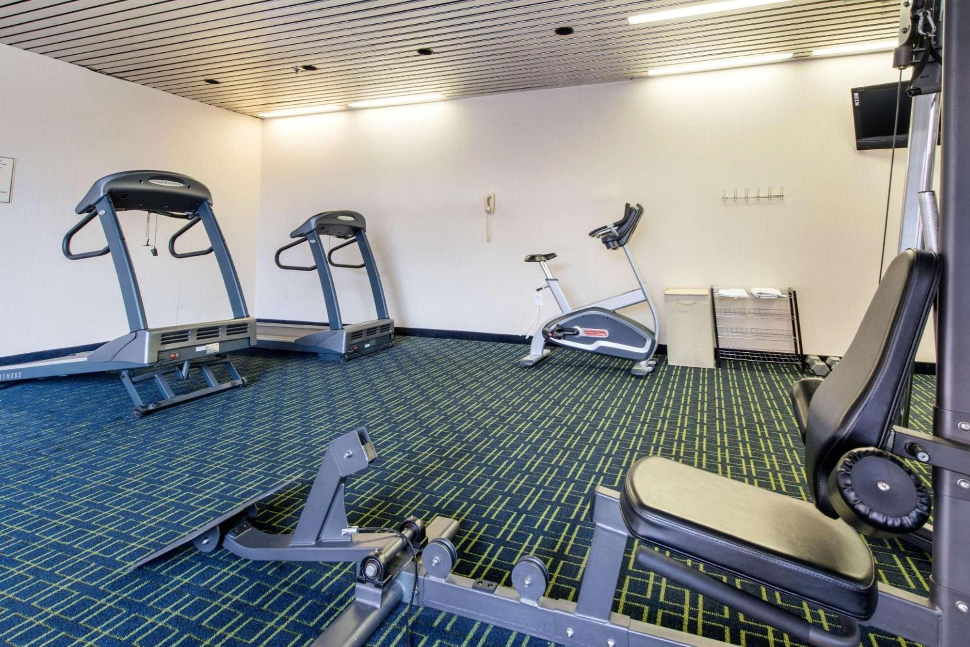 Quality Inn & Suites Charleston - Civic Center Buitenkant foto
