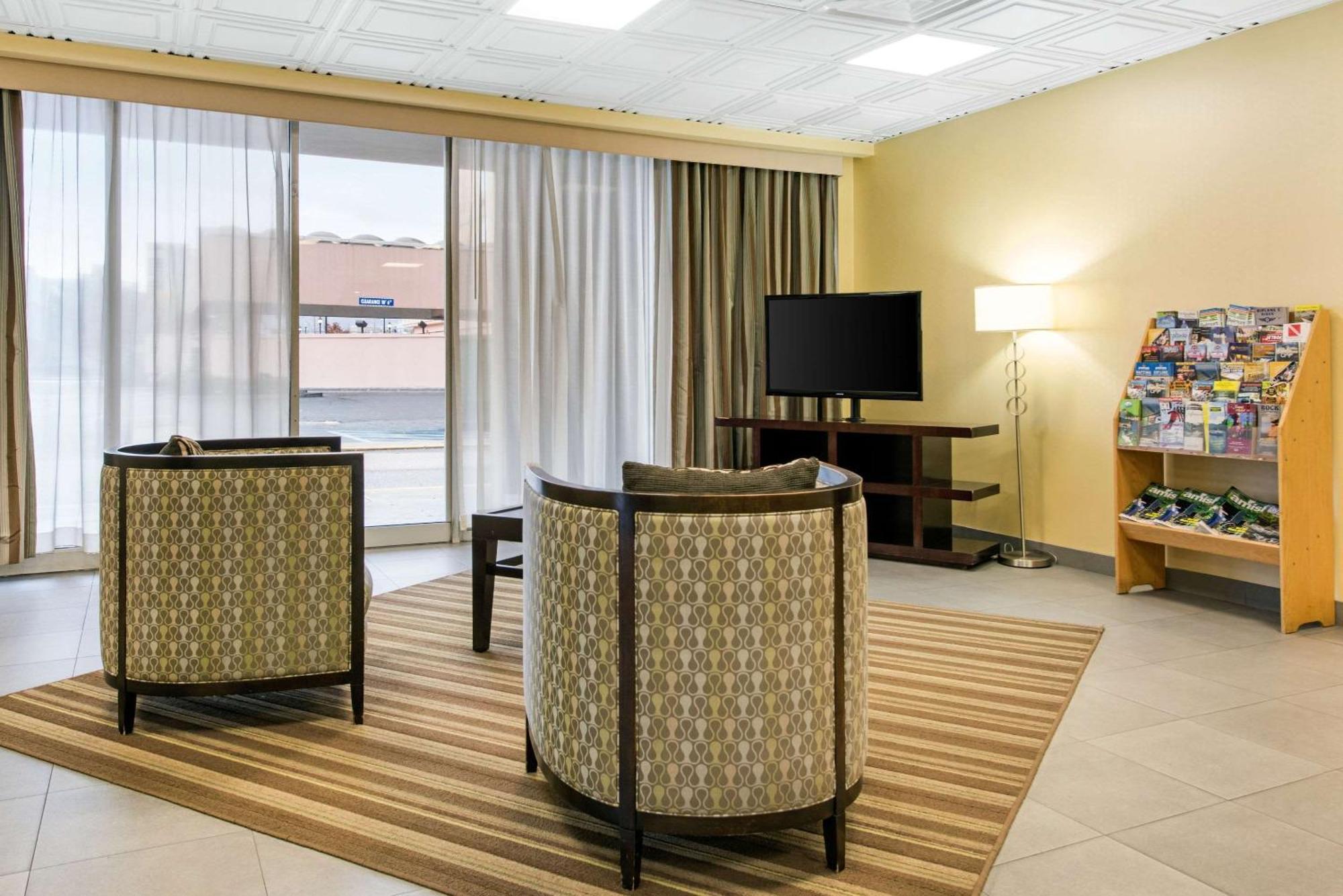 Quality Inn & Suites Charleston - Civic Center Buitenkant foto