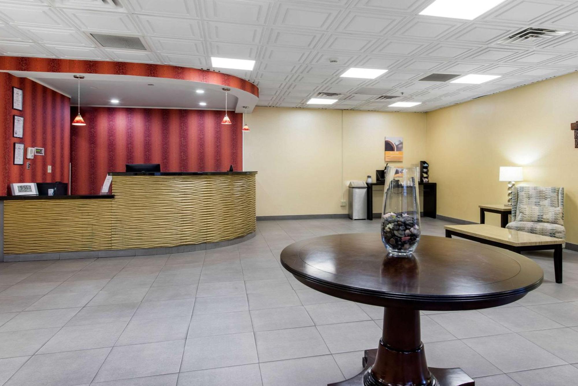Quality Inn & Suites Charleston - Civic Center Buitenkant foto
