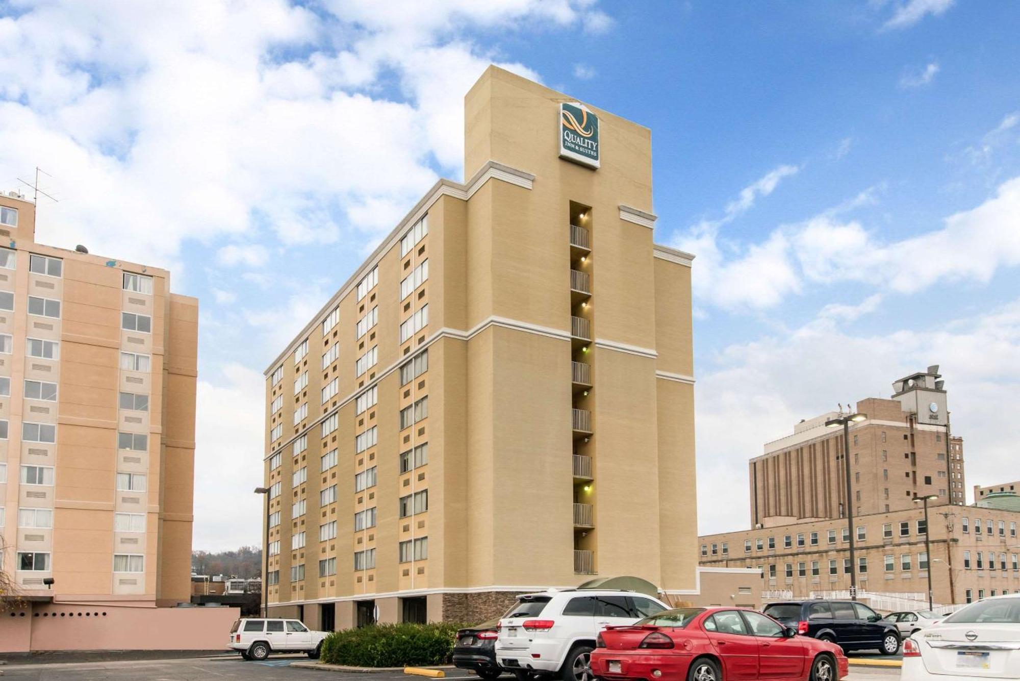 Quality Inn & Suites Charleston - Civic Center Buitenkant foto
