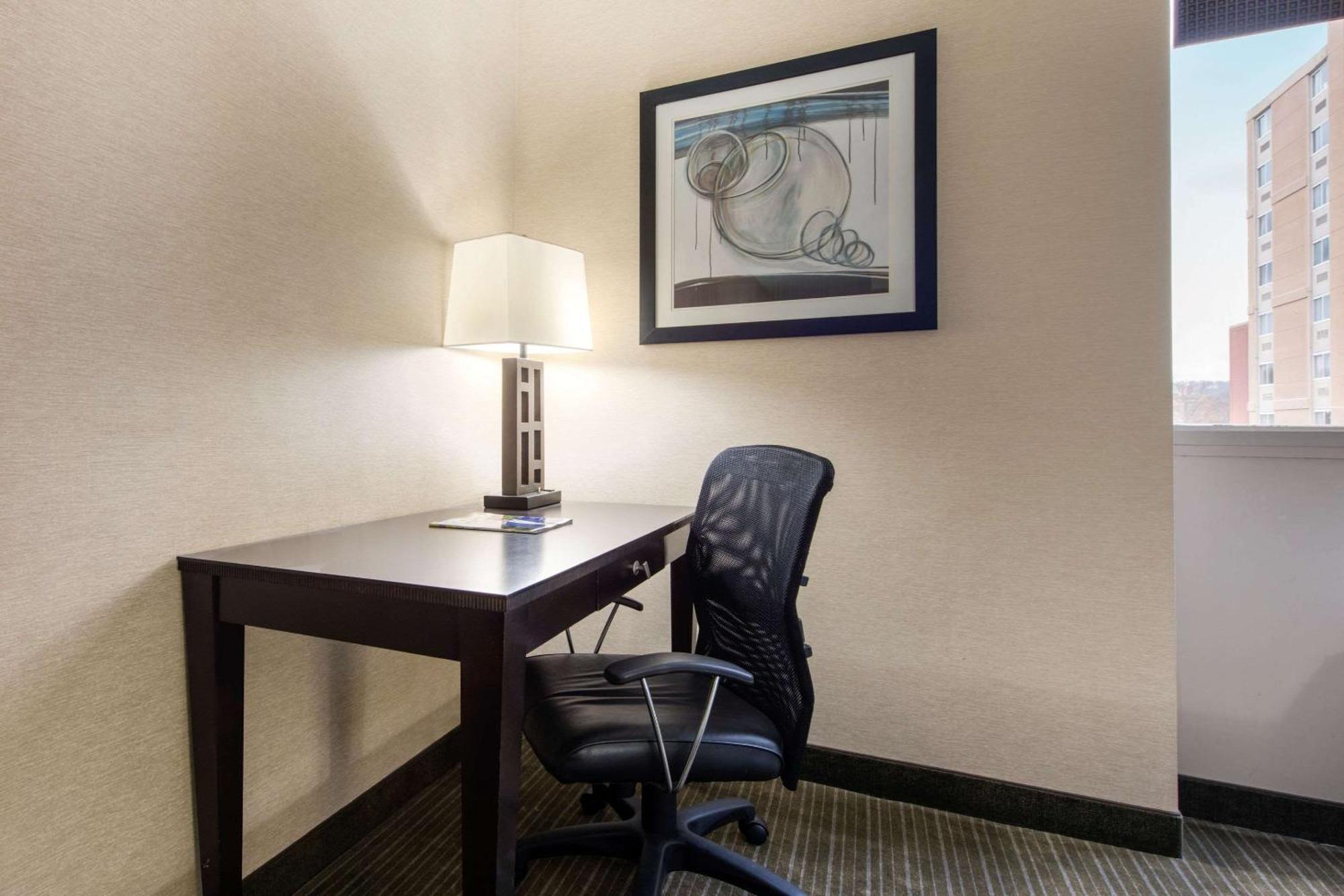 Quality Inn & Suites Charleston - Civic Center Buitenkant foto