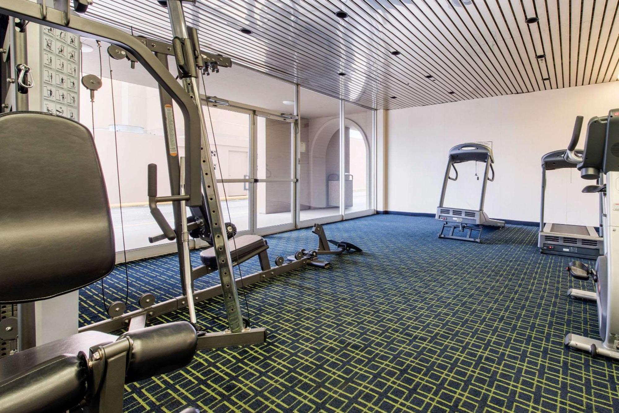Quality Inn & Suites Charleston - Civic Center Buitenkant foto