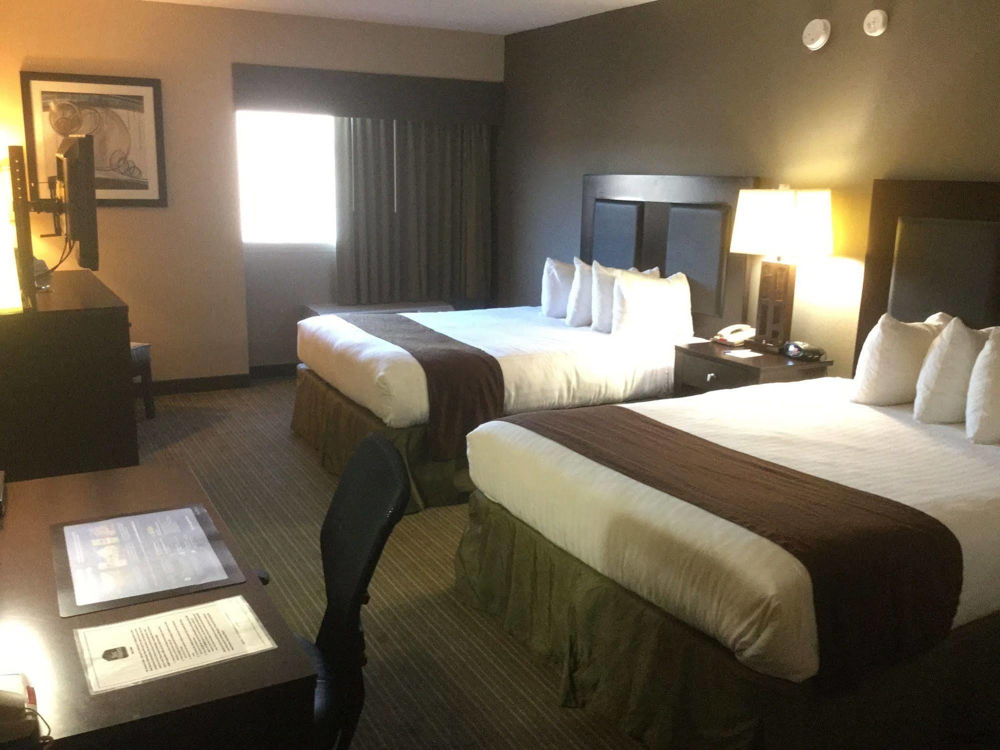 Quality Inn & Suites Charleston - Civic Center Buitenkant foto