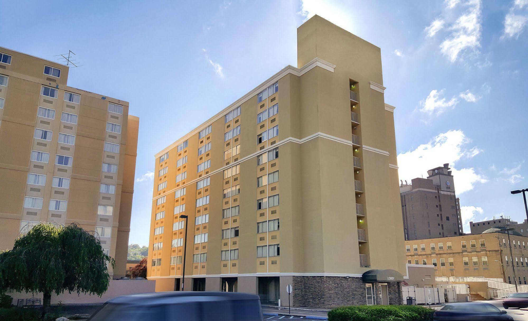 Quality Inn & Suites Charleston - Civic Center Buitenkant foto